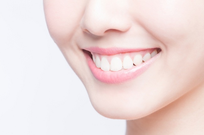 4 Cara Memutihkan Gigi Dengan cara Alami yang Ampuh